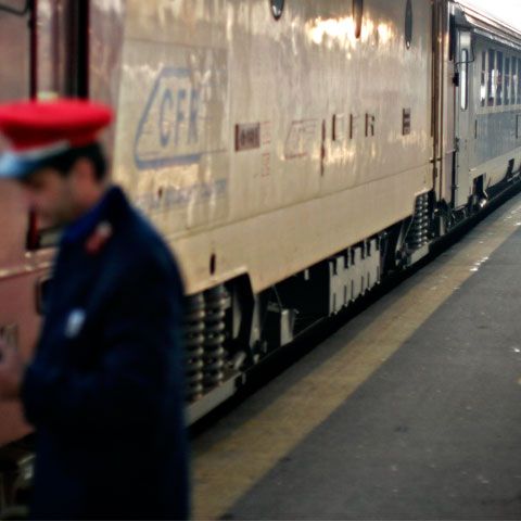 Circulaţia feroviară, întreruptă după ce un mal de pământ s-a surpat pe ruta Simeria-Petroşani