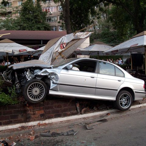 Accident grav în Capitală: O maşină a intrat într-o terasă din Drumul Taberei