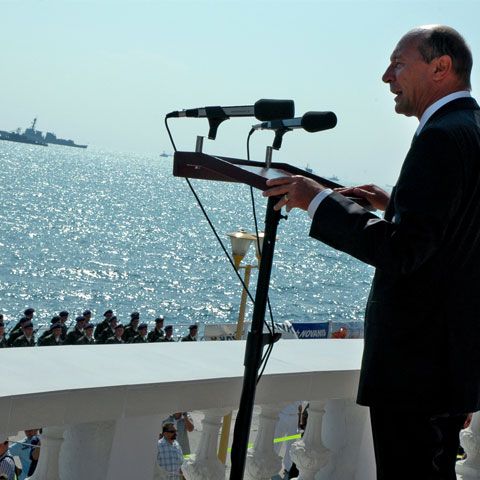 Băsescu a participat marţi, la Constanţa, la sosirea navei \"Mircea\" şi la exerciţiile de pe Kogălniceanu