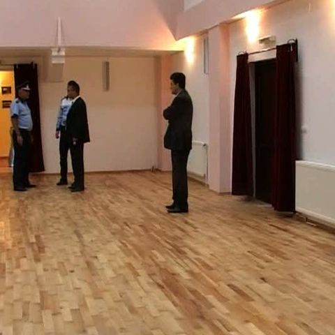 O sală de spectacole din Râşnov are aparatură de ultimă oră, dar nu are scaune