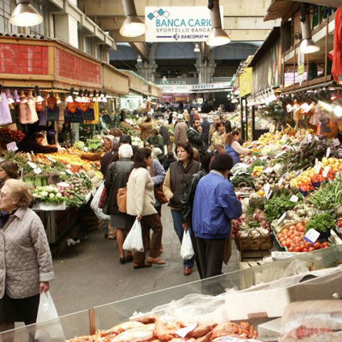 O bandă de pensionari italieni s-a folosit de români pentru a fura din magazine