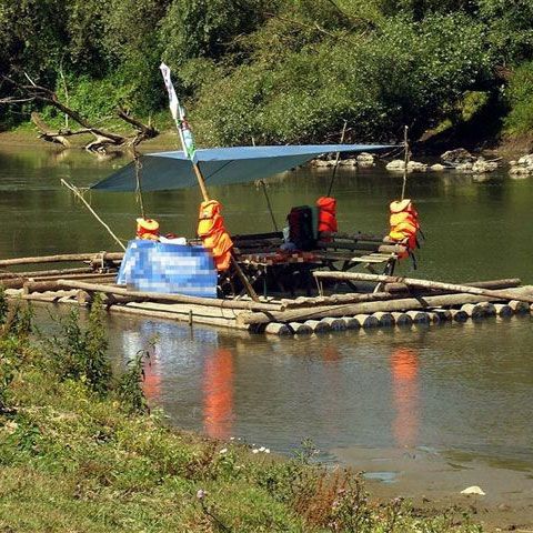 Grănicerii ucraineni au reţinut un rus care voia să ajungă în România pe o plută improvizată