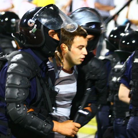 Dinamo a depus plângere la poliţie împotriva suporterilor care au intrat pe pistă la jocul cu Slovan