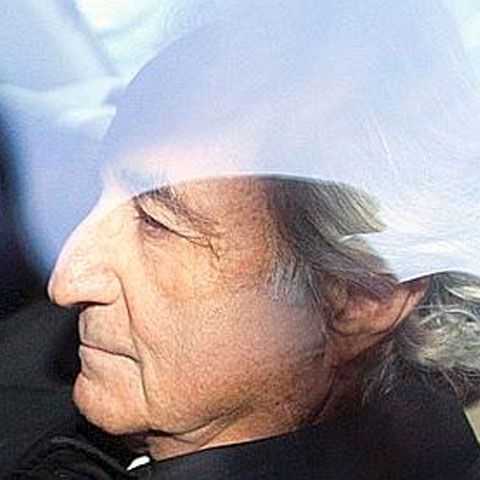 Finanţistul care a generat criza, Bernard Madoff, este  bolnav de cancer şi ar putea fi eliberat