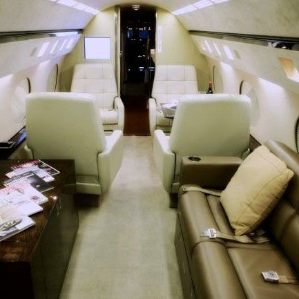 Madonna a venit în România cu un avion militar