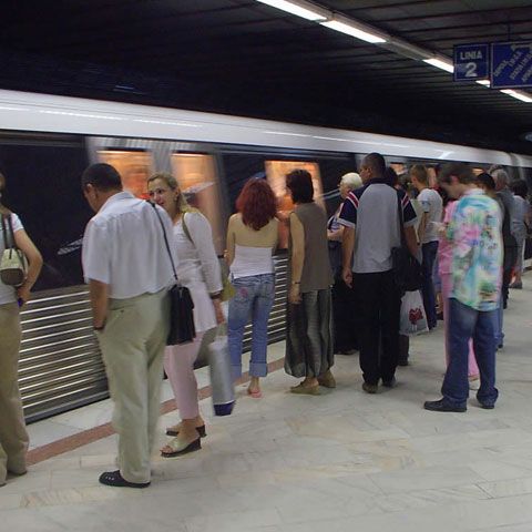 Metrorex a prelungit programul de circulaţie a trenurilor miercuri noapte