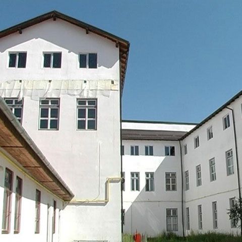 Zeci de şcoli revendicate în Timiş stau nereparate pentru că primarii nu vor să investească în ele