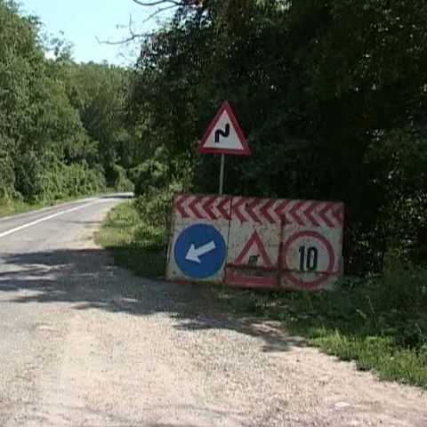 CJ Mureş nu renunţă la indicatoarele rutiere noi, în ciuda crizei