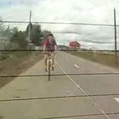 Cum să prinzi mai multă viteză pe bicicletă: te prinzi cu sfoara de maşină - VEZI VIDEO