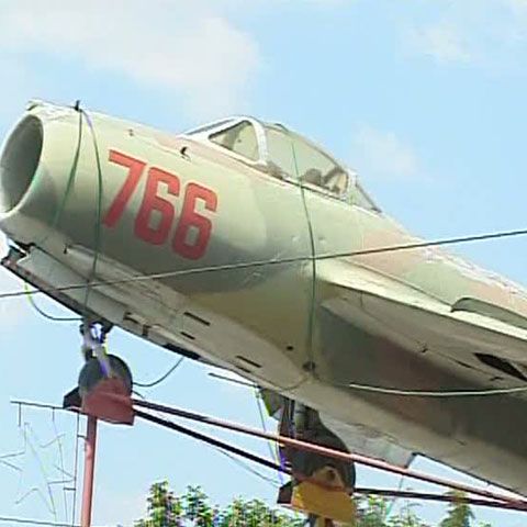 Elicoptere, avioane de luptă şi armament, scoase la vânzare de Ministerul Apărării