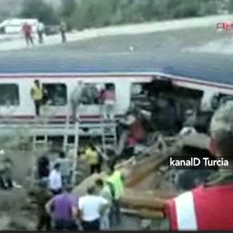Cinci morţi şi 16 răniţi într-un accident feroviar produs în Turcia