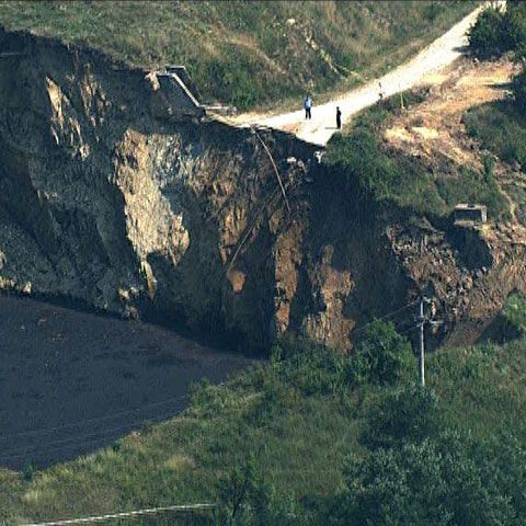 Gospodării distruse, întreruperea curentului, poluarea râului Olt-posibile consecinţe la Ocnele Mari