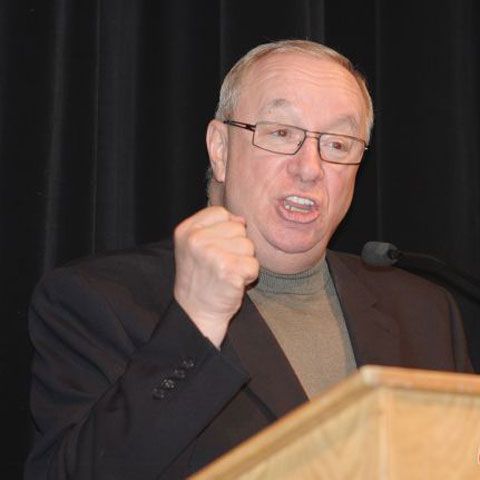 Un comentator sportiv analfabet a devenit senator în Canada