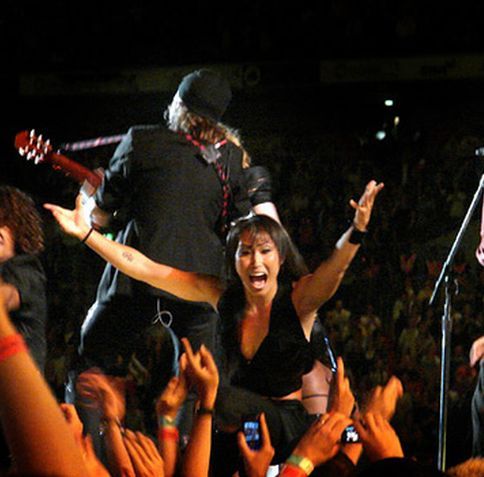 Artiştii Madonnei au oferit pachete copiilor romi din faţa hotelului