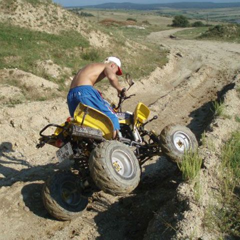 Bătaie între ATV-işti şi locuitorii unui sat din judeţul Iaşi