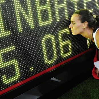 VIDEO / Isinbaieva a mai stabilit un record mondial la prăjină