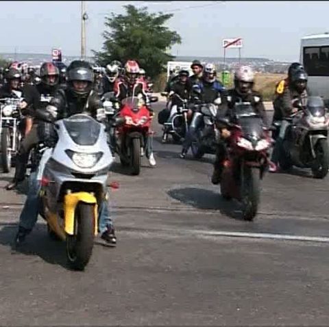 Peste 1.000 de motociclişti participă la festivalul "Heavy Riders Bike" 