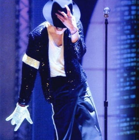 Madonna a imitat celebrii paşi moonwalk şi a purtat o ţinută Michael Jackson, la Sofia