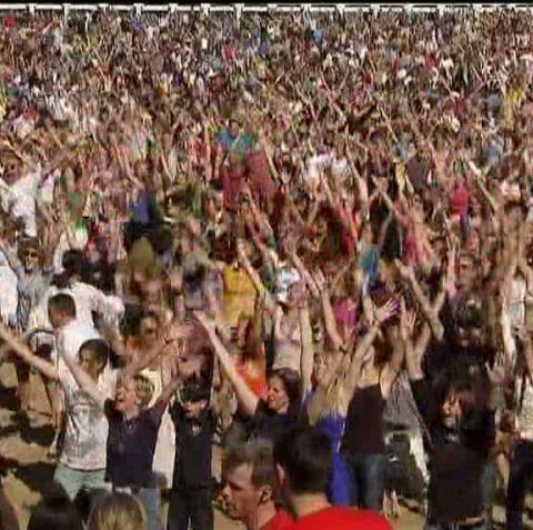 Peste 11.000 de oameni au dansat la Oostende pe muzica formaţiei U2 