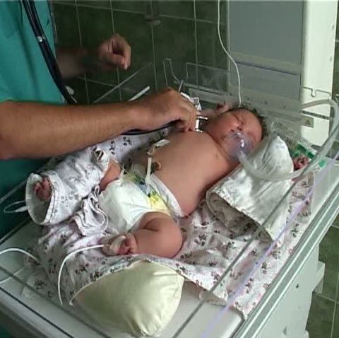 Record judeţean: O fetiţă care cântăreşte 6,8 kilograme s-a născut în Botoşani 