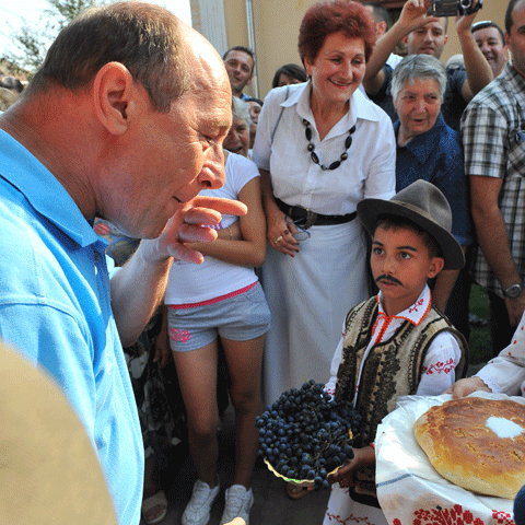 Traian Băsescu îi sfătuieşte pe fermieri să înfiinţeze depozite regionale