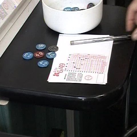 Premiul la extragerea Loto 6/49, în valoare de aproximativ 3 milioane euro, nu a fost câştigat