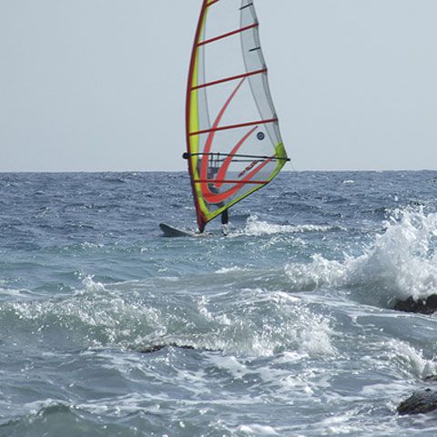 Un român care făcea windsurfing a dispărut în Marea Adriatică, în Croaţia