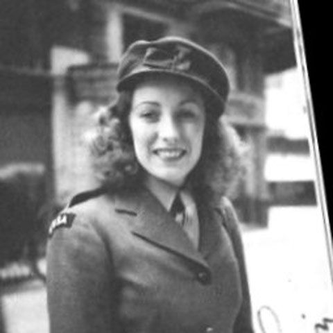 Vera Lynn, care a alinat soldaţii în vremea războiului, l-a devansat pe Eminem în topul vânzărilor