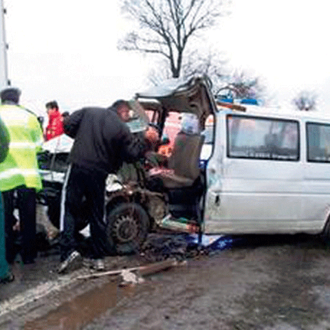 Buzău: Un microbuz cu 13 pasageri, implicat într-un accident rutier