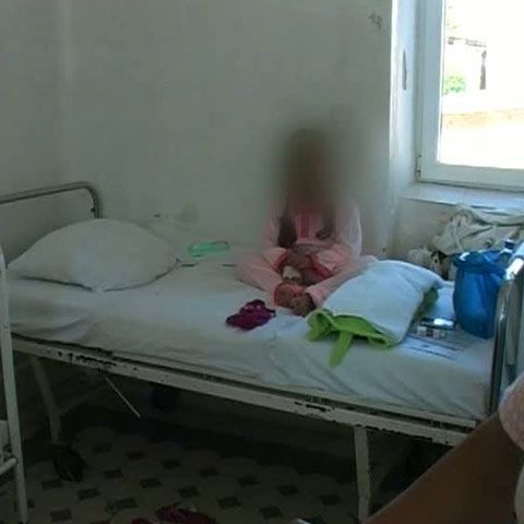 Mai multe mame au protestat la spitalul din Arad după ce au aflat că micuţii vor sta câte doi în pat