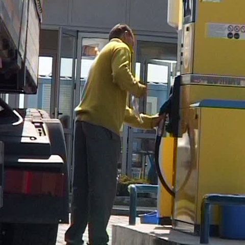 Petrom a ieftinit de miercuri benzina cu 6 bani/litru şi motorina cu 3 bani/litru