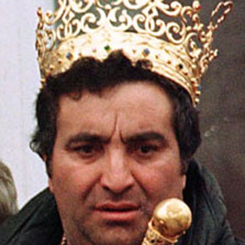 Regele Cioabă îi mulţumeşte Madonnei pentru discursul antidiscriminare printr-o plachetă din aur