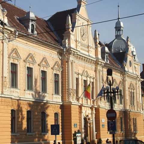 La Primăria Braşov, subalternii au salarii mai mari decât şefii lor