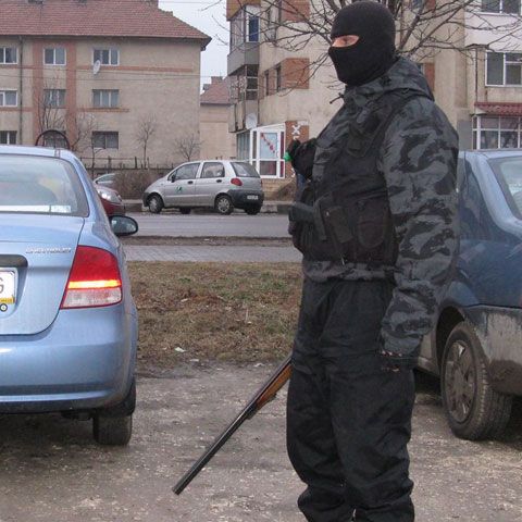 Mascaţii de la SPIR, atacaţi cu sticle incendiare în cartierul bucureştean Giuleşti-Sârbi