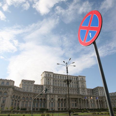 Instituţiile publice, obligate să scadă cheltuielile de personal în medie cu 15,5% lunar 