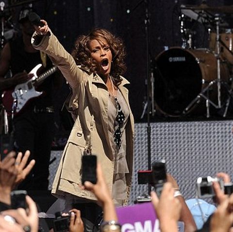 Whitney Huston a rămas fără voce - VEZI VIDEO