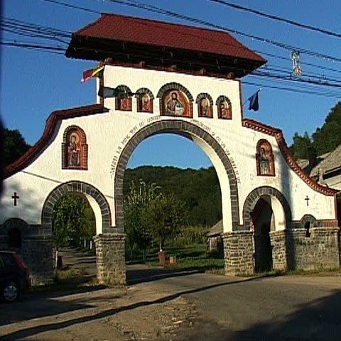 Mii de pelerini vin în fiecare an la mănăstirea Rohia