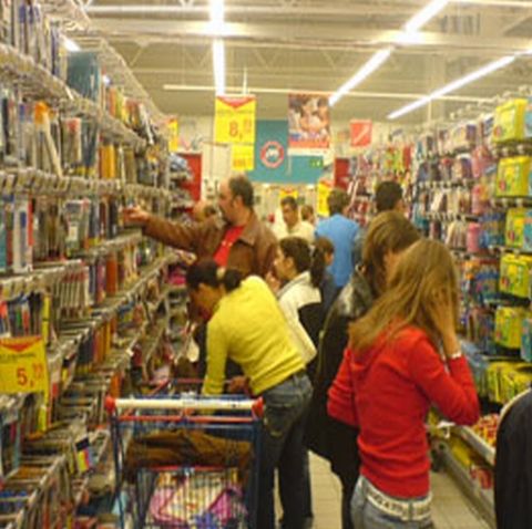 Peste 30 de edituri îşi prezintă oferta educaţională şi de beletristică pentru anul şcolar 2009-2010 la Târgul de Carte şi Rechizite