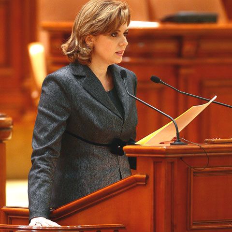 Scrisorile prin care Guvernul îşi manifestă intenţia de asumare a răspunderii au ajuns la Parlament