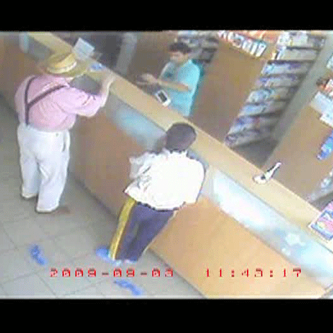 Un copil al străzii a fost filmat în timp ce jefuia un bătrân într-o farmacie 