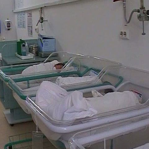 Decizia premierului de a oferi 500 de euro fiecărui copil la naştere ar costa statul român 100 milioane de euro anual