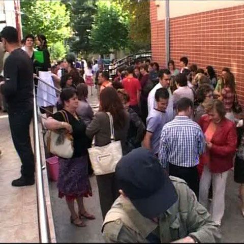 Profesorii au stat vineri la coadă pentru a prinde un post