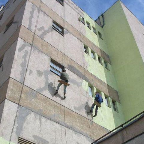 Un alpinist utilitar a murit după ce a căzut de la etajul cinci al unui bloc