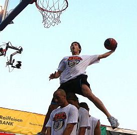Slamdunk după o săritură peste o maşină la Campionatul European. Vezi imagini spectaculoase la SPORT pe NET