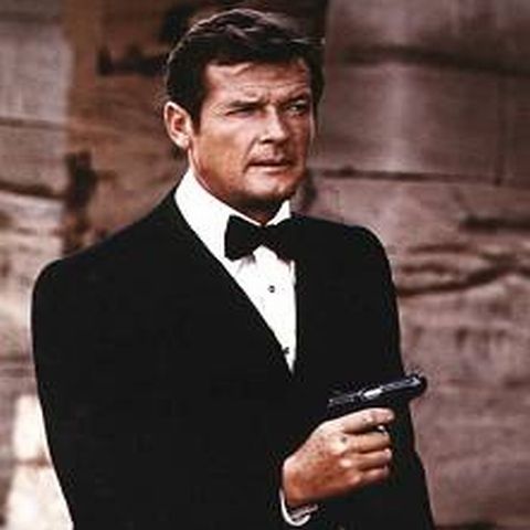 Sir Roger Moore va suferi o operaţie la cot