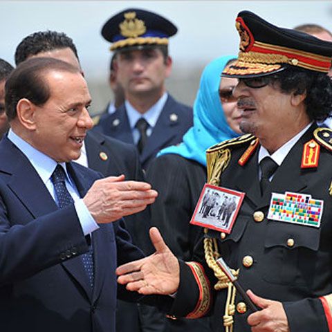 Berlusconi vrea să-i vândă Milanul lui Gadafi