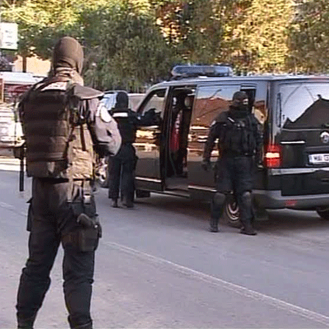 Unul dintre suspecţii în dosarul "Buldozerul" a tras cu un pistol mitralieră în poliţişti şi a scăpat pentru a treia oară de oamenii legii