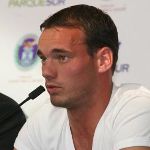 Sneijder: "Real Madrid este o lume aparte! Acolo niciodată nu sunt probleme cu banii, aşa că oamenii nu sunt trataţi cu respect"