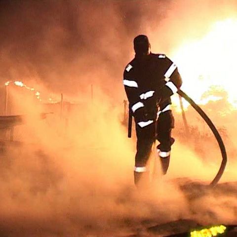 Mai multe păsări şi 20.000 de baloţi de lucernă uscată au ars vineri noapte 