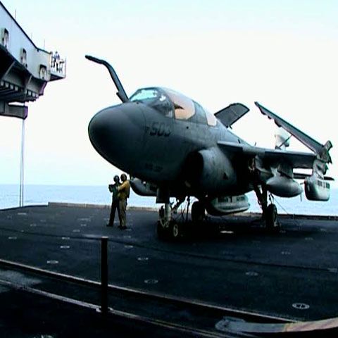 EXCLUSIV: Câţiva tineri români, membri în echipajul celui mai mare portavion american 